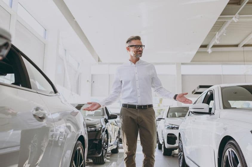 自信的富有成年男子身穿经典衬衫购物。