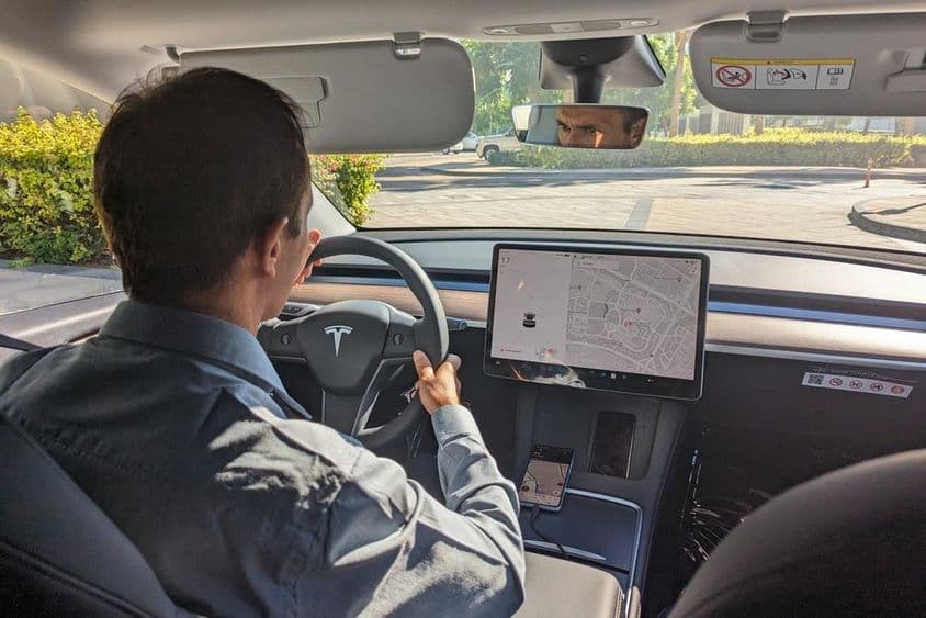 迪拜司机驾驶特斯拉汽车在城市道路上行驶。