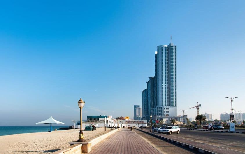 美丽的阿治曼科尼什海滩海岸线。