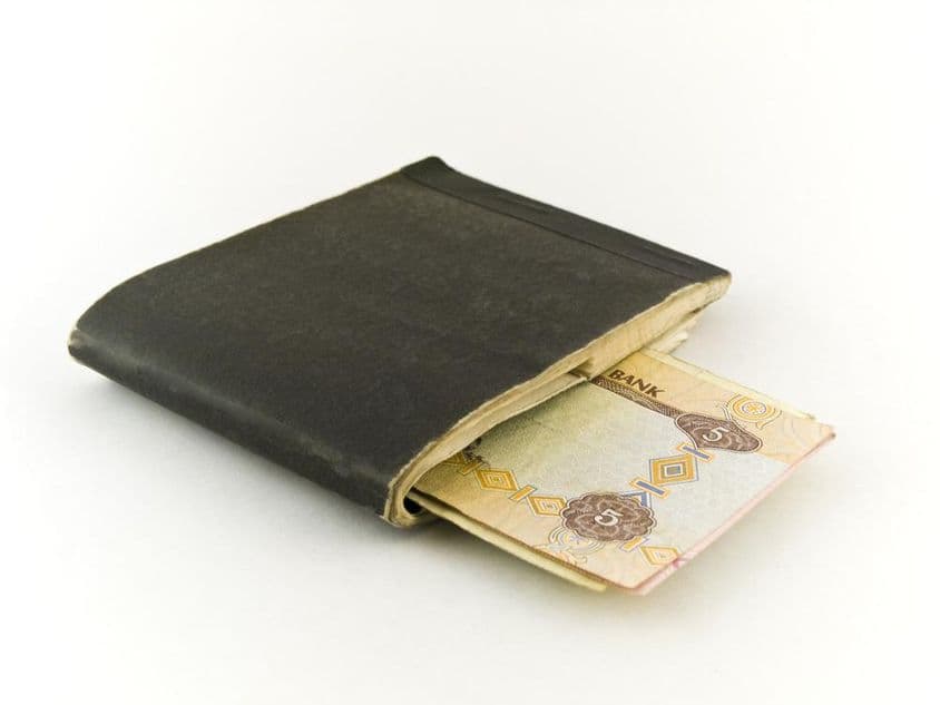 旧支票和五迪拉姆纸币。