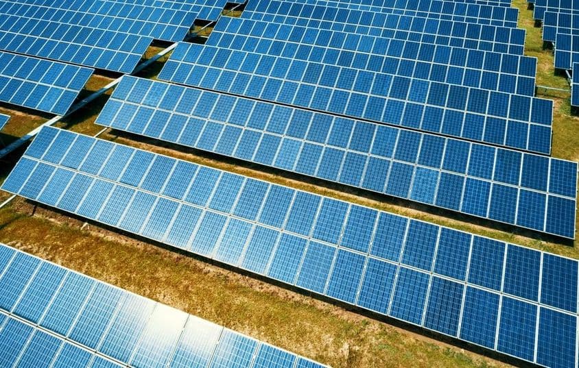 太阳能电池板场产生清洁能源。