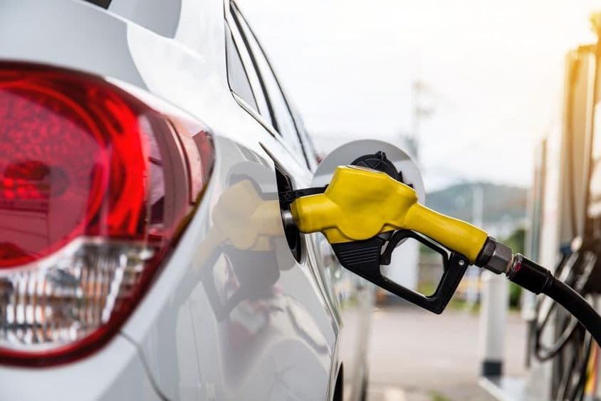 迪拜一名男子在加油站为汽车加油。