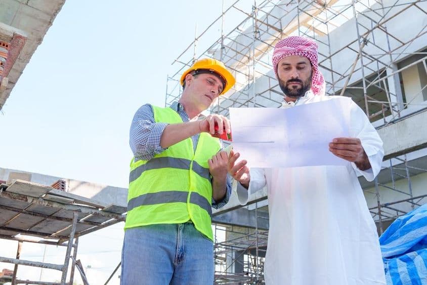 阿拉伯商人检查土木工程蓝图。