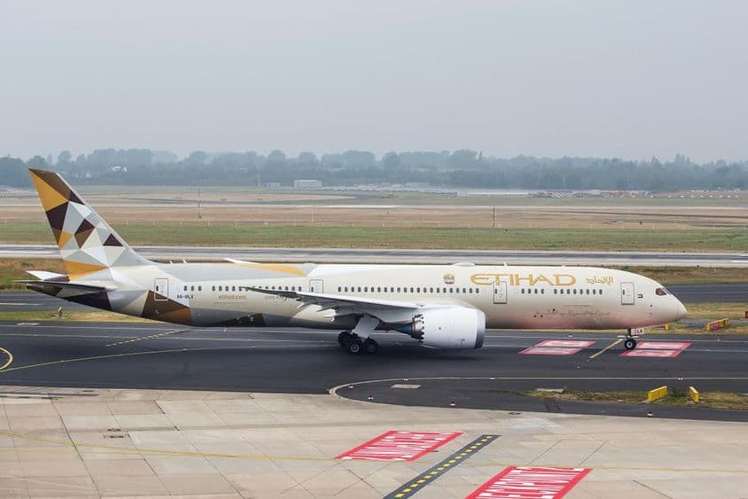 阿提哈德航空波音787-9梦想客机(A6-BLX)在杜塞尔多夫机场滑行准备起飞。