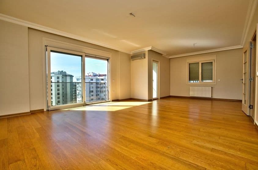 迪拜市中心空荡的房间内部。