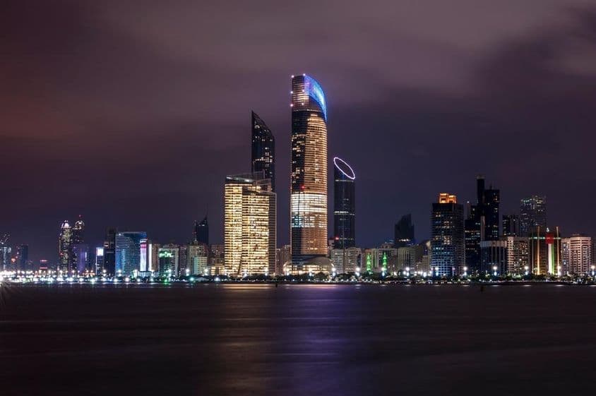 阿布扎比城市景观夜景,阿布扎比滨海大道。
