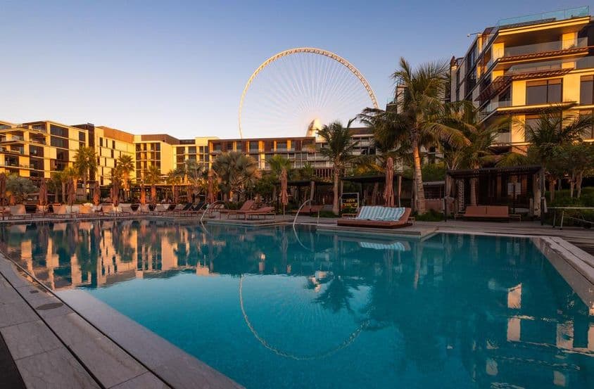 迪拜凯撒宫蓝水岛酒店的泳池。