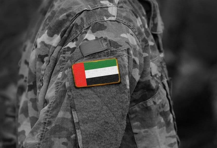 阿联酋国旗在士兵臂章上。