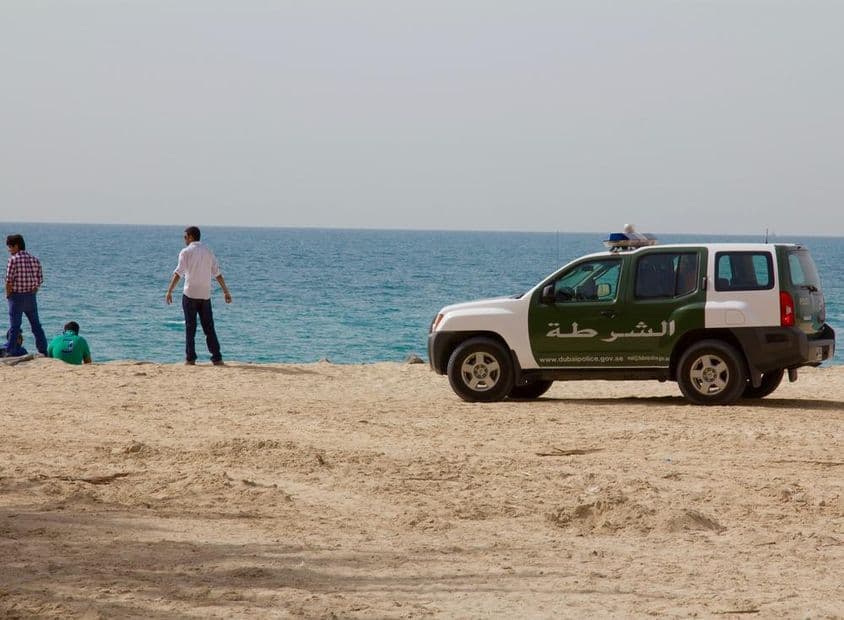 朱美拉海滩上一辆警用SUV。