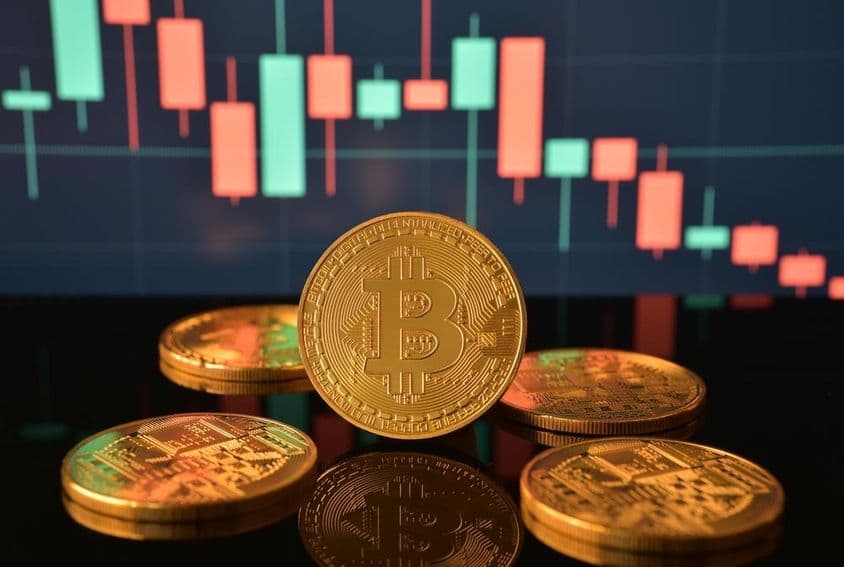 一堆金色比特币硬币。