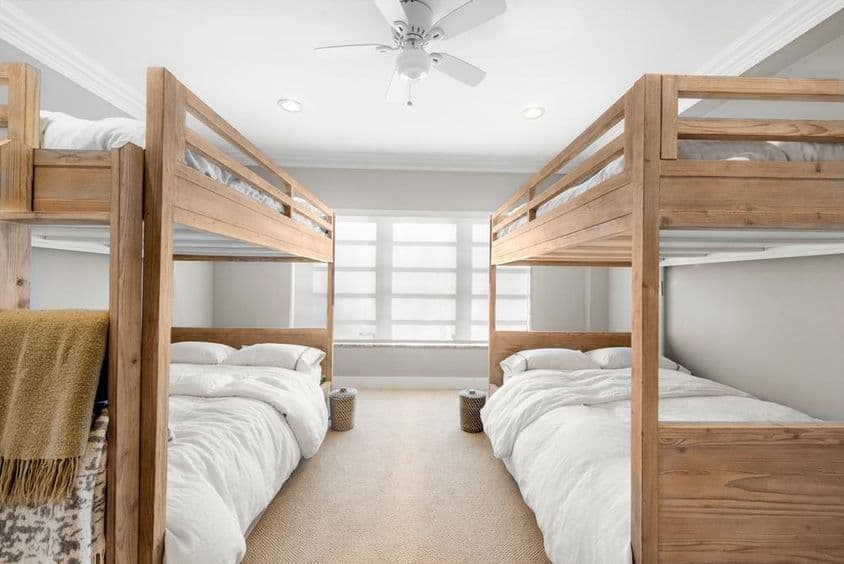 带有双层床的房间