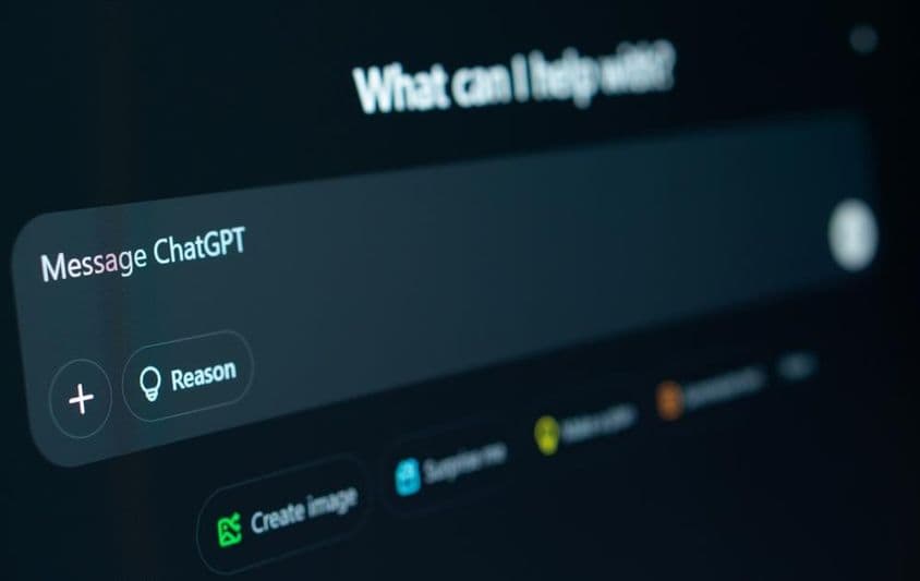 笔记本屏幕上的ChatGPT。