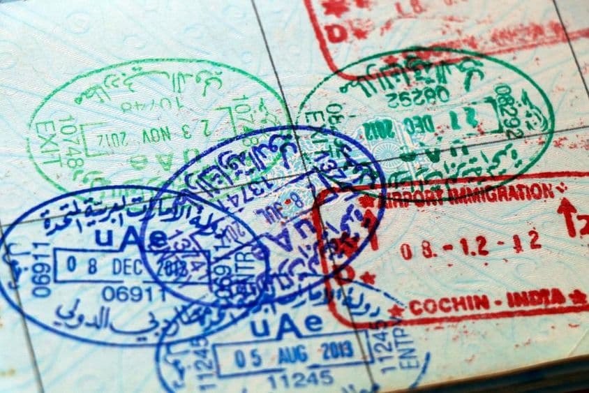 护照页面上的阿联酋和印度官方印章。
