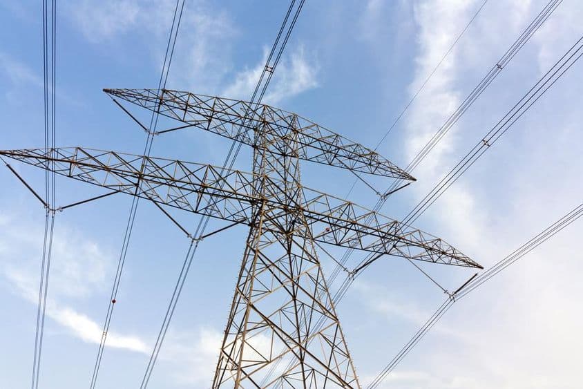 高压输电线与云