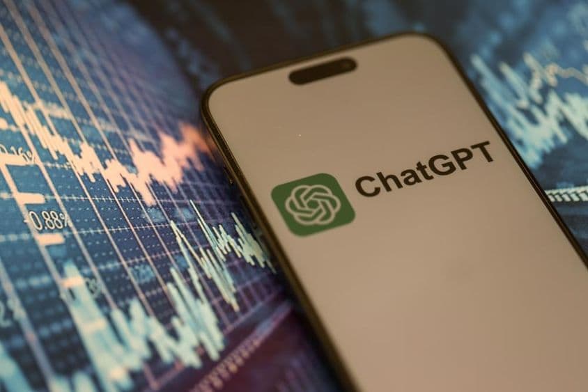 显示官方ChatGPT标志的智能手机。