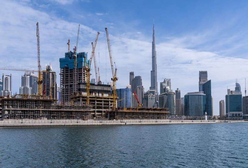 迪拜商业湾地区正在建造新公寓的大吊车。