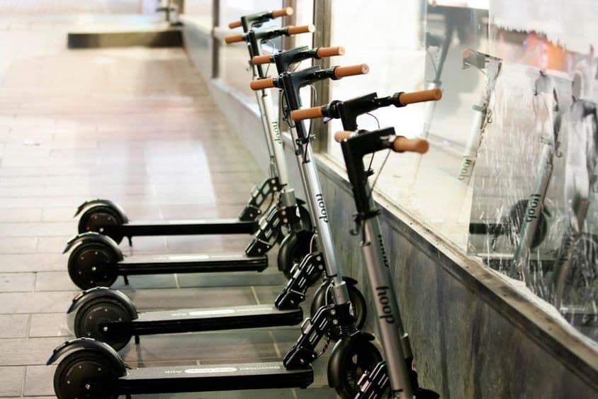 Hoop 的银色/灰色可租电动滑板车。