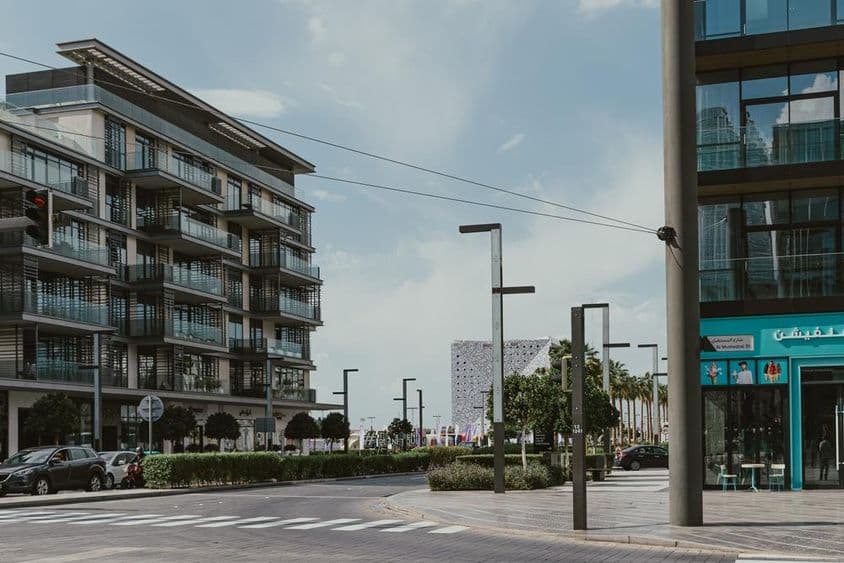 迪拜城市步道上的阿尔穆斯塔克巴尔街街景,配有现代公寓。