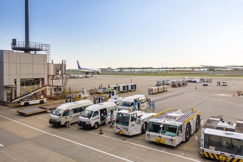 飞机地面服务车辆。