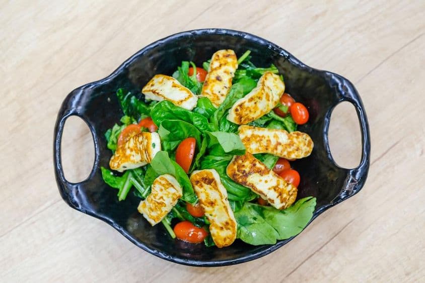 奶酪沙拉配芝麻菜叶和圣女果。