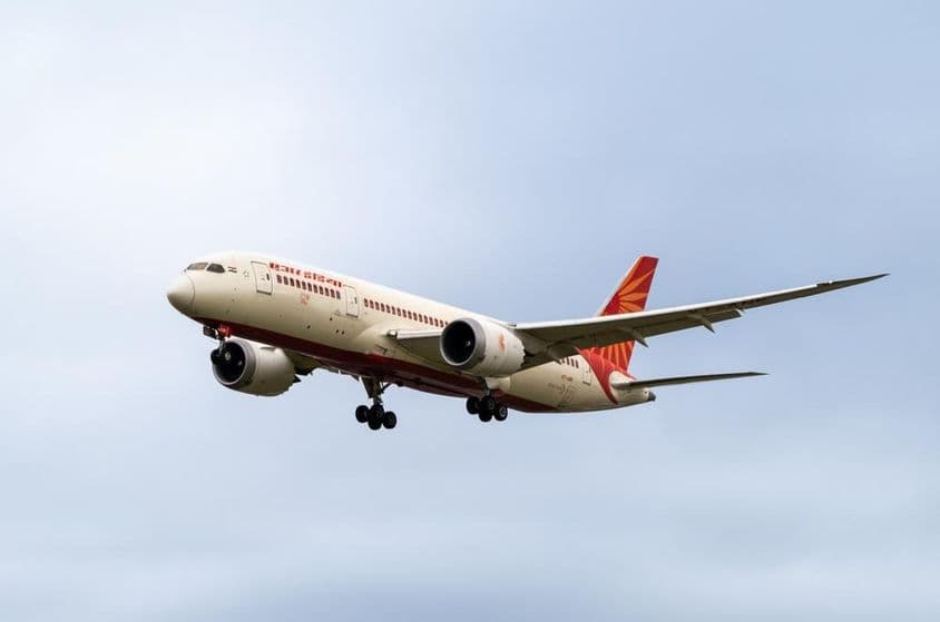 印度航空波音787-8开始下降。