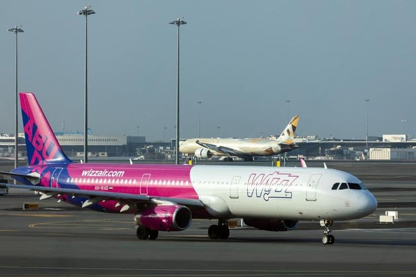 Wizz Air飞机在阿布扎比国际机场的跑道上。