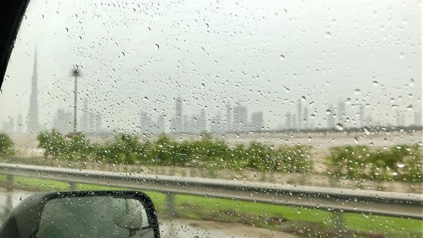 迪拜的雨中哈利法塔