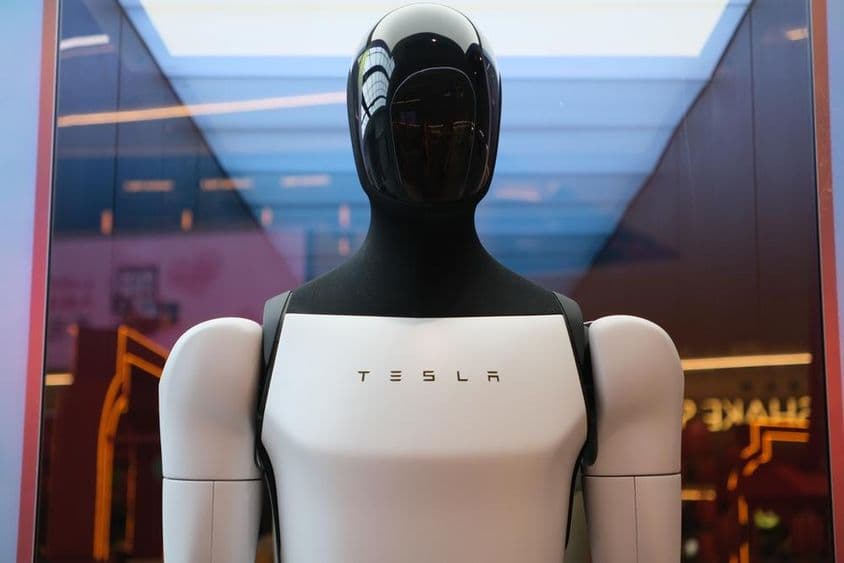 特斯拉机器人Optimus与品牌标志。
