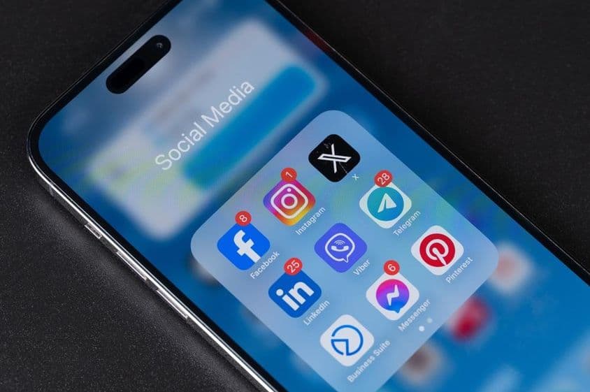 智能手机上iPhone菜单中的社交媒体应用程序