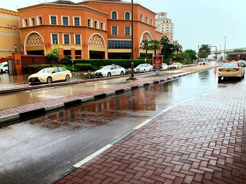 在降雨中驶过迪拜被淹街道的汽车