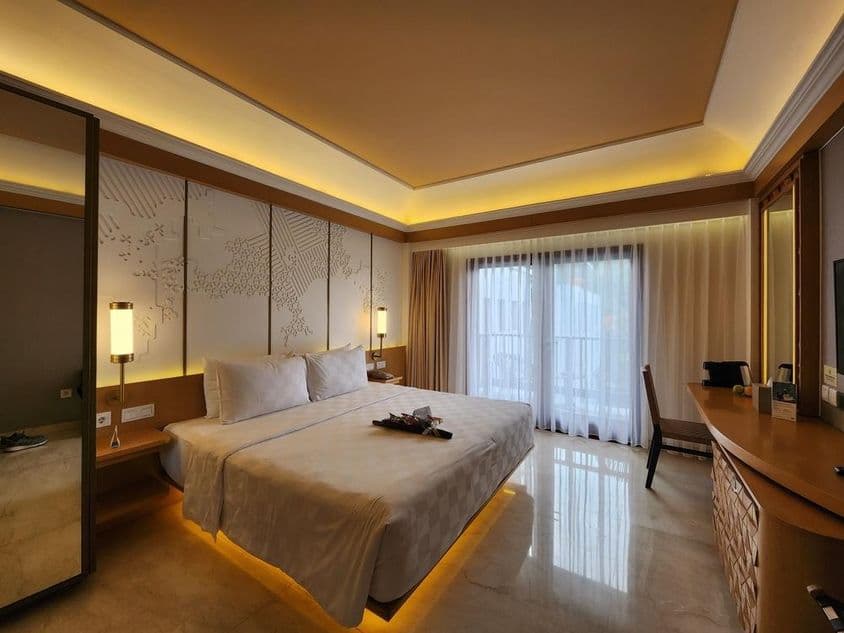 豪华酒店房间,现代经典风格,舒适氛围。