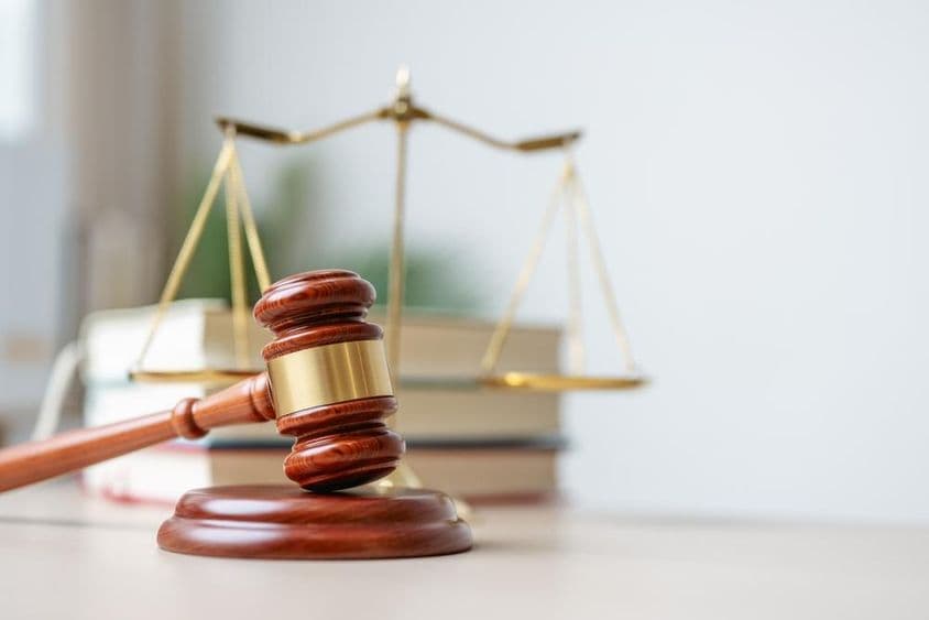 放置在木制底座上的木槌。