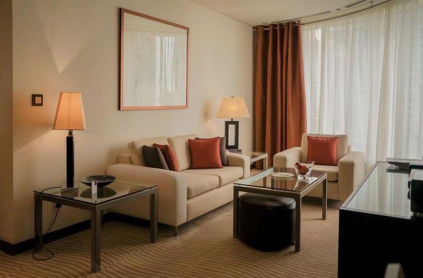 现代且明亮的迪拜公寓内景