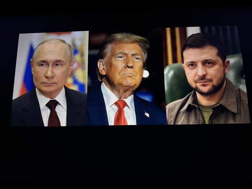 总统唐纳德·特朗普、弗拉基米尔·泽连斯基和弗拉基米尔·普京站在一起。