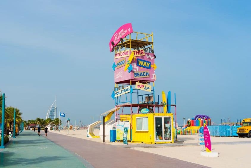 风筝海滩,背景是阿拉伯塔酒店。