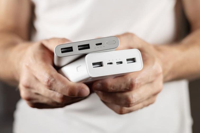 手中拿着两个外部电池。