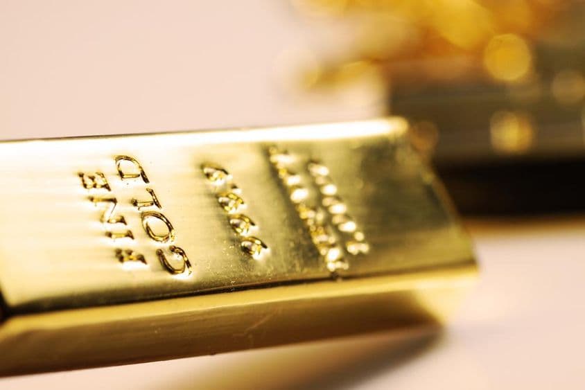 堆叠的999.9纯金条。