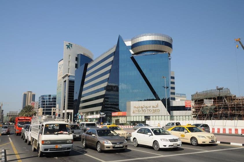 迪拜现代城市区域的街景。