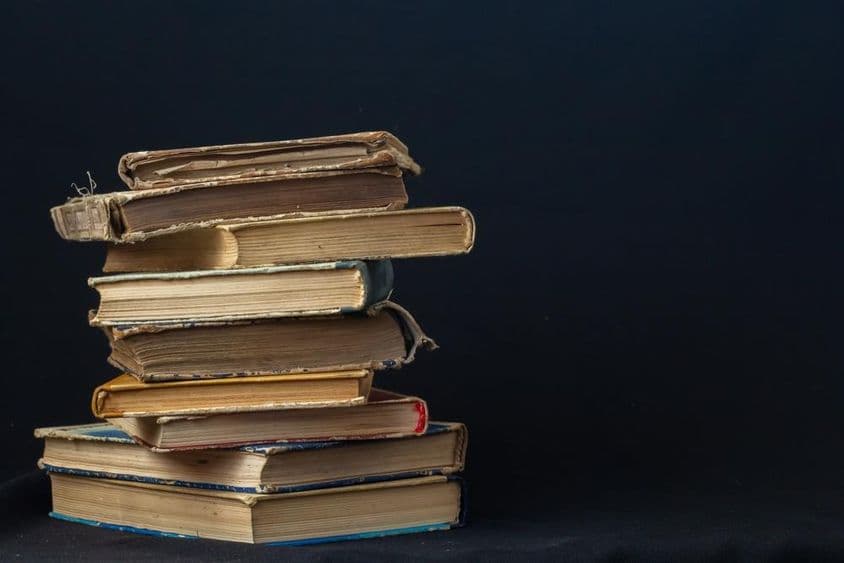 一摞精装旧书。