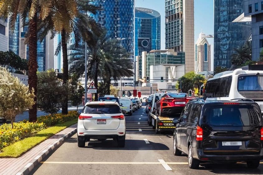 迪拜城市街道上的汽车。