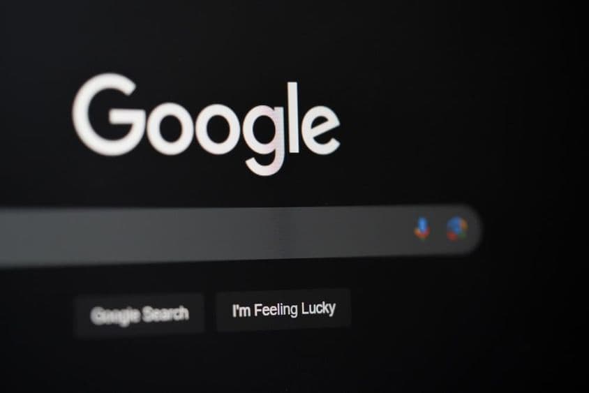 迪拜电脑屏幕上的谷歌搜索