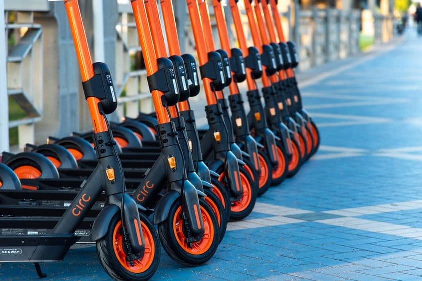 在阿布扎比海滨长廊上的Circ电动滑板车租赁。