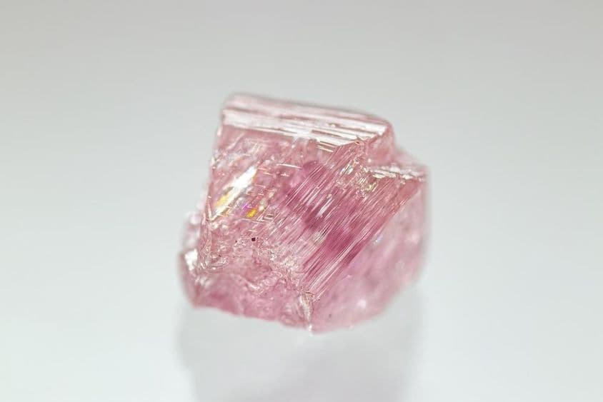 罕见颜色的未经打磨的粉色钻石水晶。