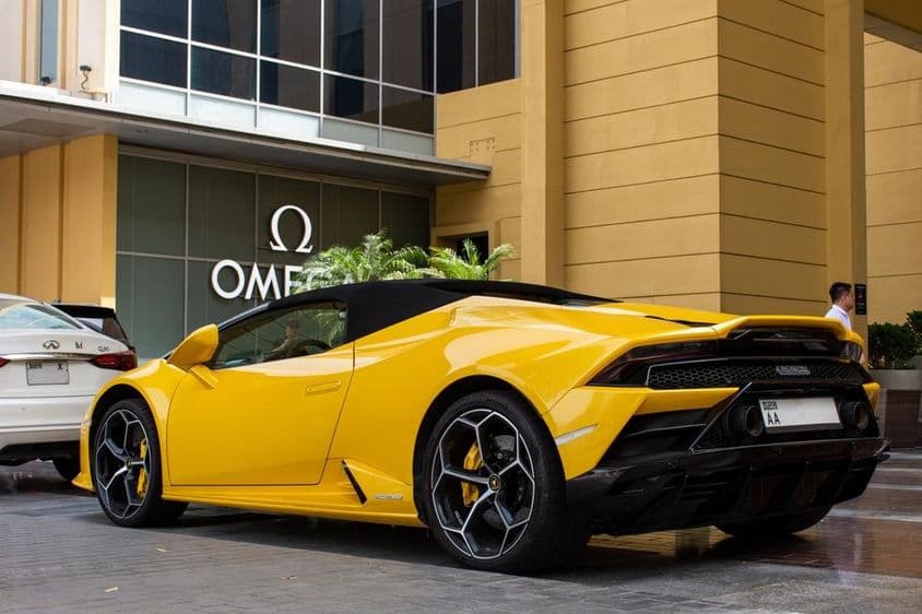 停在迪拜购物中心的黄色兰博基尼Huracán EVO Spyder