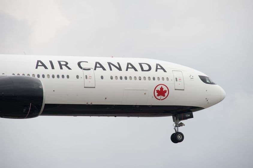 加拿大航空波音777在多伦多皮尔逊国际机场降落。