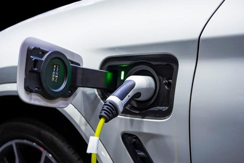 电缆连接到电动车。