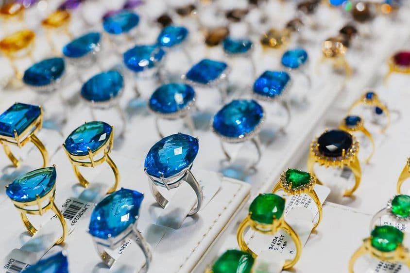 迪拜黄金市场上的宝石镶嵌戒指。