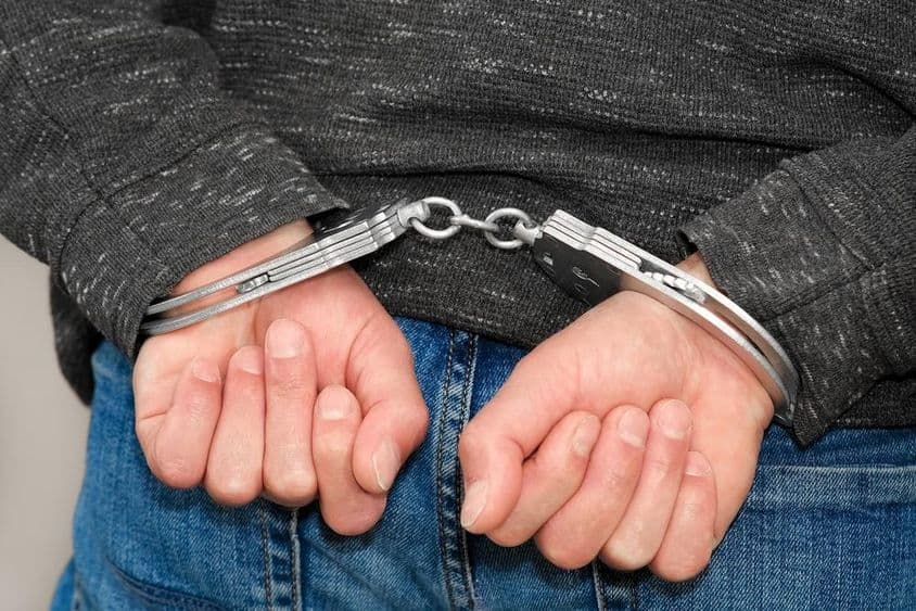 因犯罪被捕戴上手铐的罪犯。