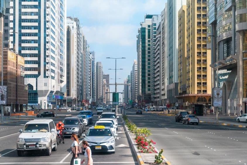 阿布扎比的一条现代几何设计的街道。