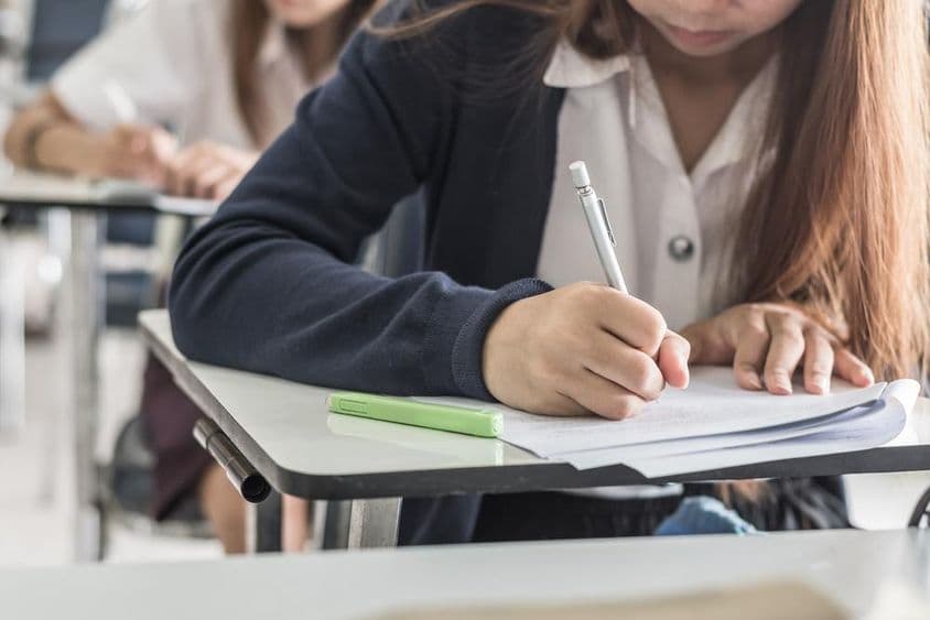 学校学生在教室参加考试。